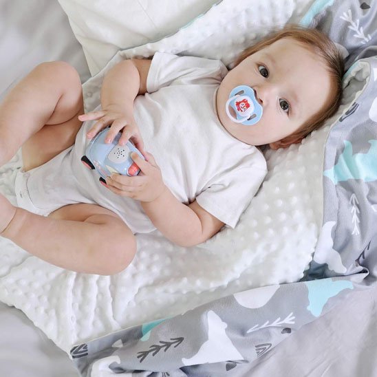bébé sur couverture bébé aisance au lit