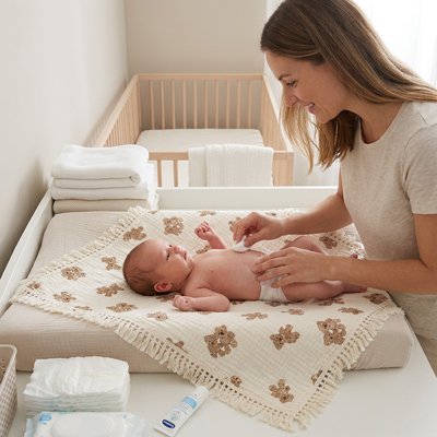 bébé sur couverture cosy hiver oursons avec maman 