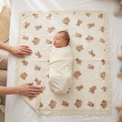 bébé sur couverture cosy hiver oursons 
