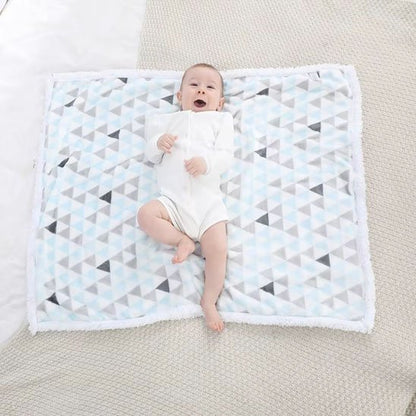 bébé sur couverture poussette hiver tendre sur le lit