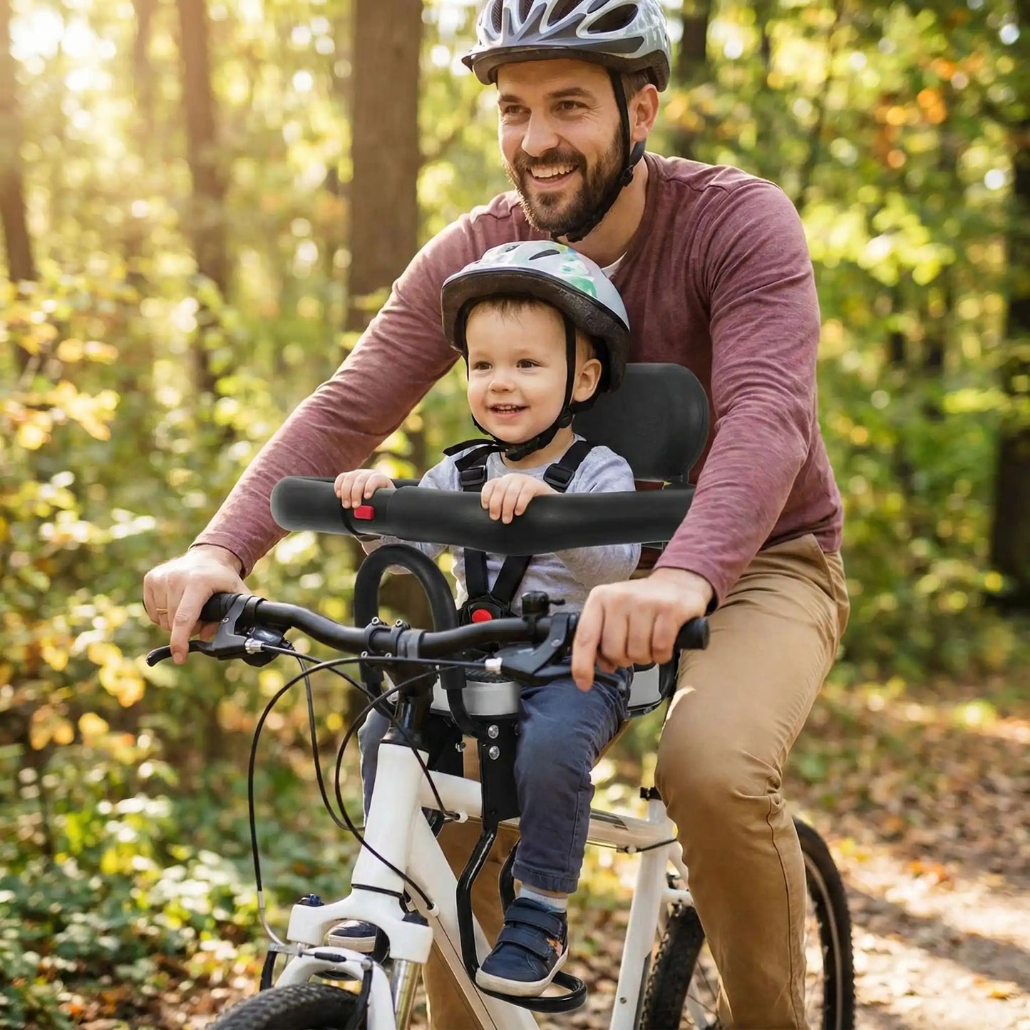 bébé sur porte bebe avant velo safe avec papa