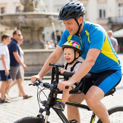 bébé sur porte bebe velo sécurisé avec papa en ville