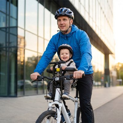 bébé sur porte bebe velo sécurisé avec papa