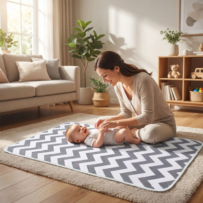 bébé sur tapis à langer bébé portable au salon avec maman