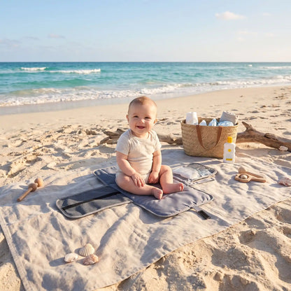 bébé sur tapis à langer de voyage imperméable à la plage