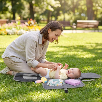 bébé sur tapis à langer de voyage impermeable au parc avec maman