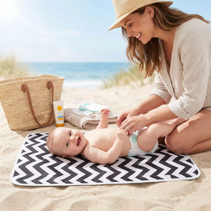 bébé sur tapis a langer nomade bébéhygièna à la plage avec maman