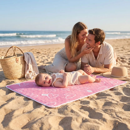 bébé sur tapis de change bébé pinklove sur plage avec famille