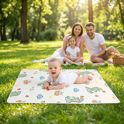 bébé sur tapis de change nomade paradise au parc avec famille