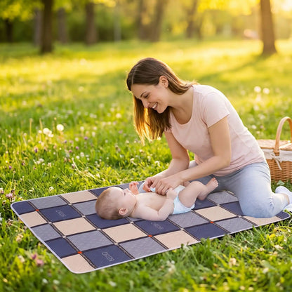 bébé sur tapis langer voyage carreau avec maman au parc