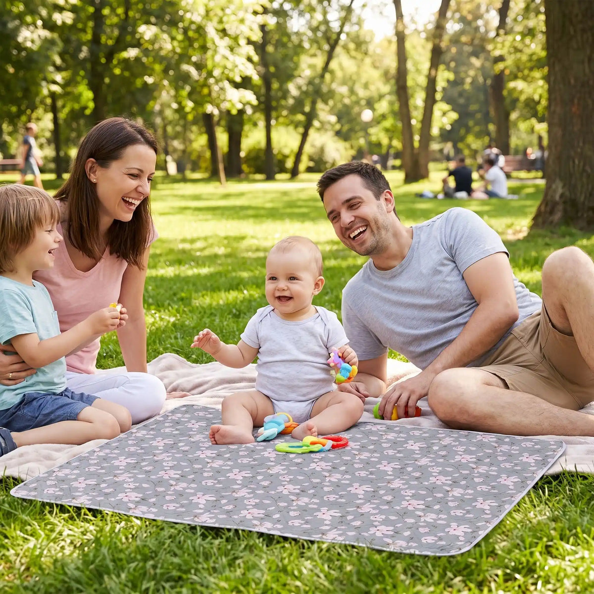 bébé sur tapis pour table a langer lavable au parc avec famille