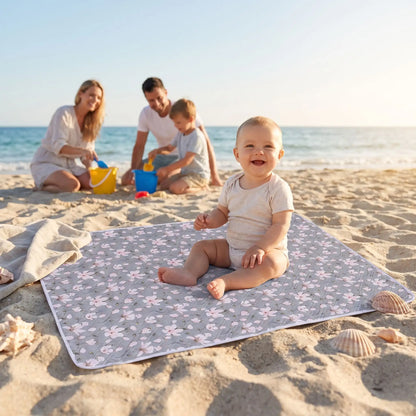 bébé sur tapis pour table a langer lavable sur la plage avec famille