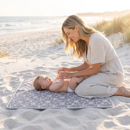 bébé sur tapis pour table a langer lavable sur la plage avec maman