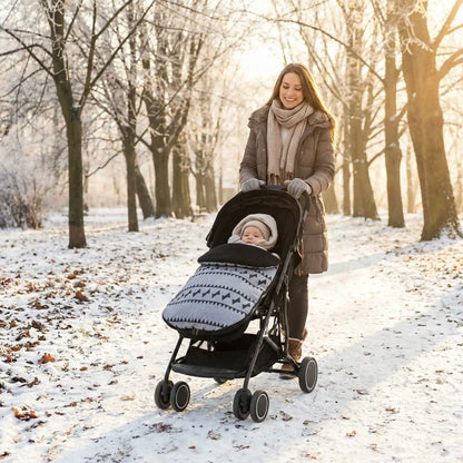 bébé dans chanceliere bebe polar-cozy au parc avec maman