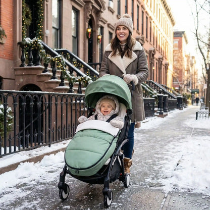 bébé dans chanceliere cosy hiver douillette universelle avec maman