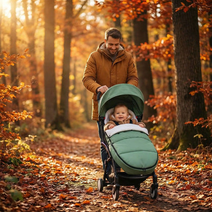 bébé dans la chanceliere cosy hiver douillette universelle avec papa au bois