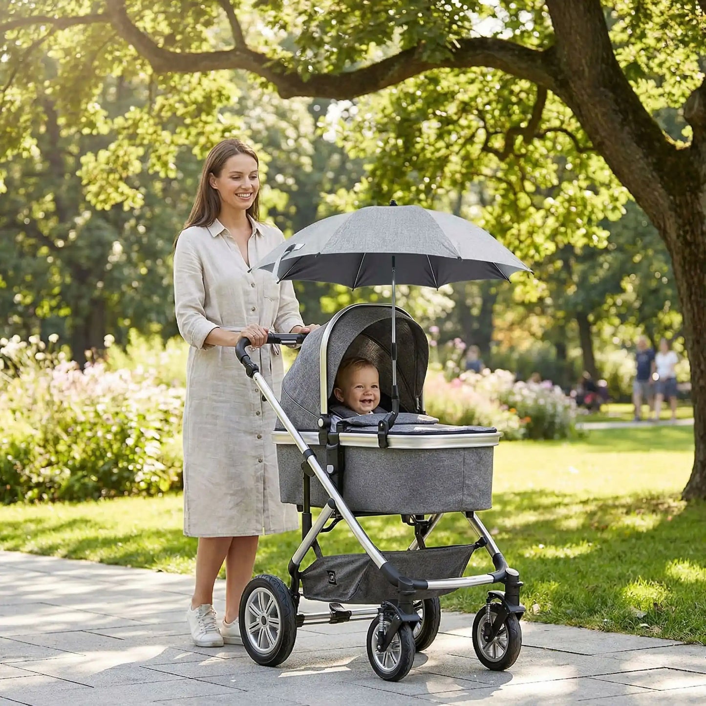 bébé dans poussette avec ombrelle poussette universelle protect avec maman