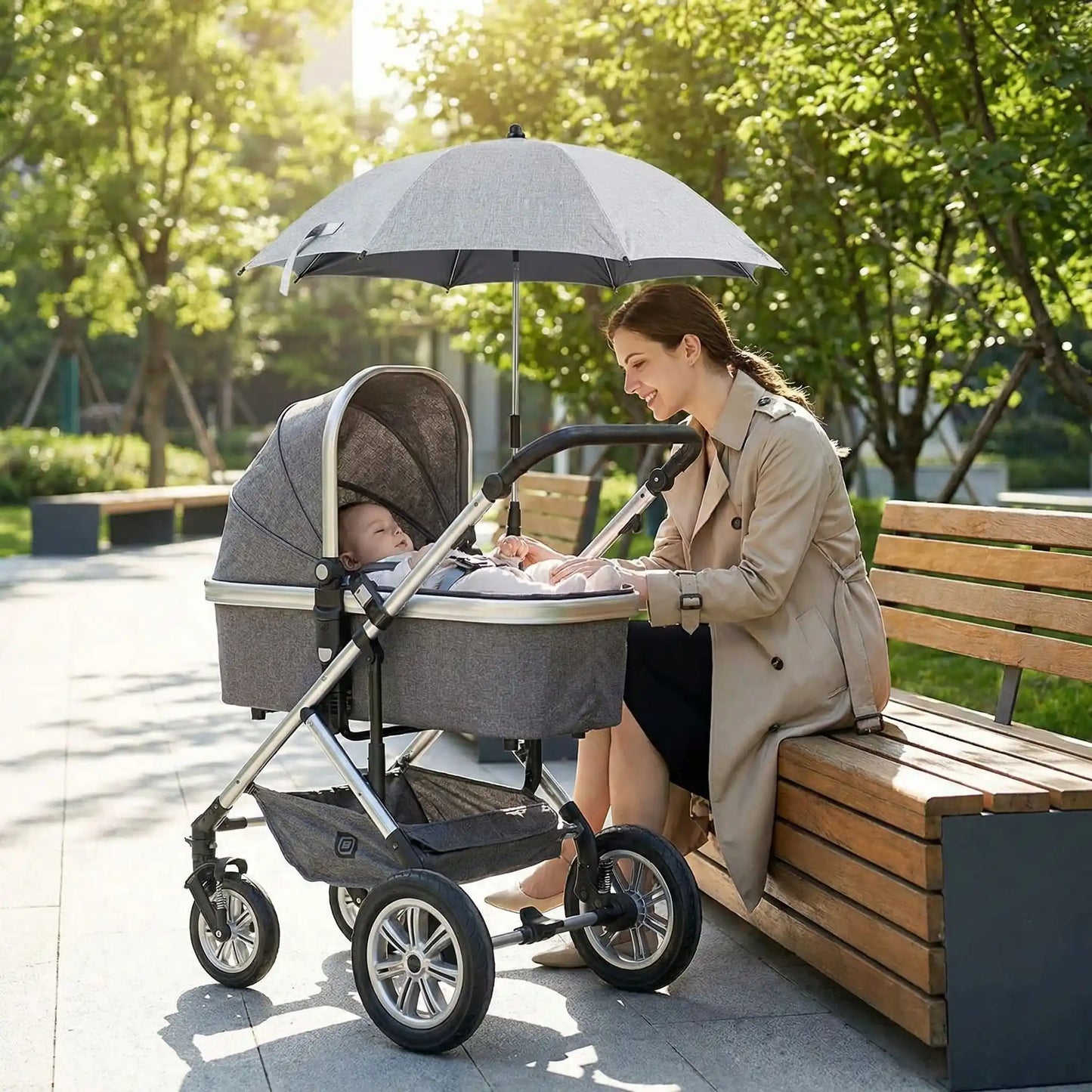 bébé dans la poussette avec ombrelle poussette universelle protect avec maman au parc