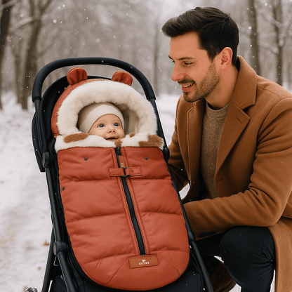 bébé dans poussette chancelière thermococon universel avec papa  au parc 