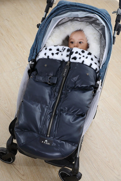bébé éveillé dans  poussette chancelière thermo-confort à la maison