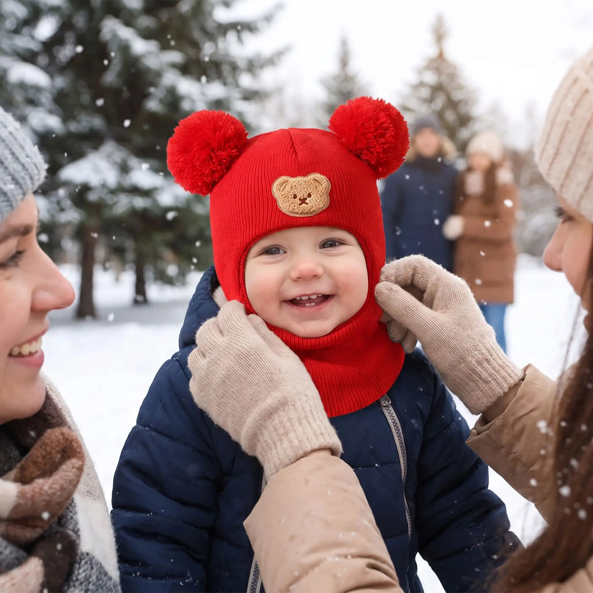 bébé porte bonnet cagoule bebe protection intégrale au parc avec famille