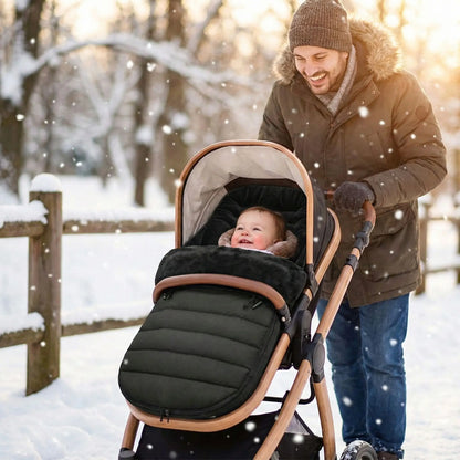 bébé souriant dans chanceliere cosy winter protection avec papa