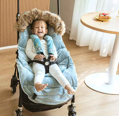 bébé souriant sur la Chanceliere cocon thermique universel 