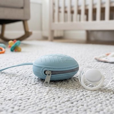 boite a tetine bebe compacte sur le tapis