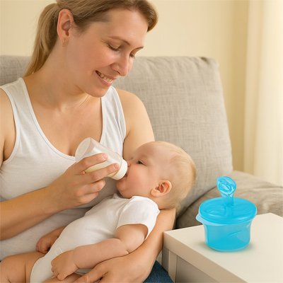 boite doseuse biberon alliée sur la table avec maman et bébé 