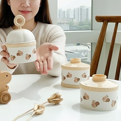boite doseuse lait pratique sur la table avec maman 