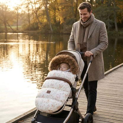 chanceliere bebe chaude wonderland avec bébé au bord d'eau avec papa