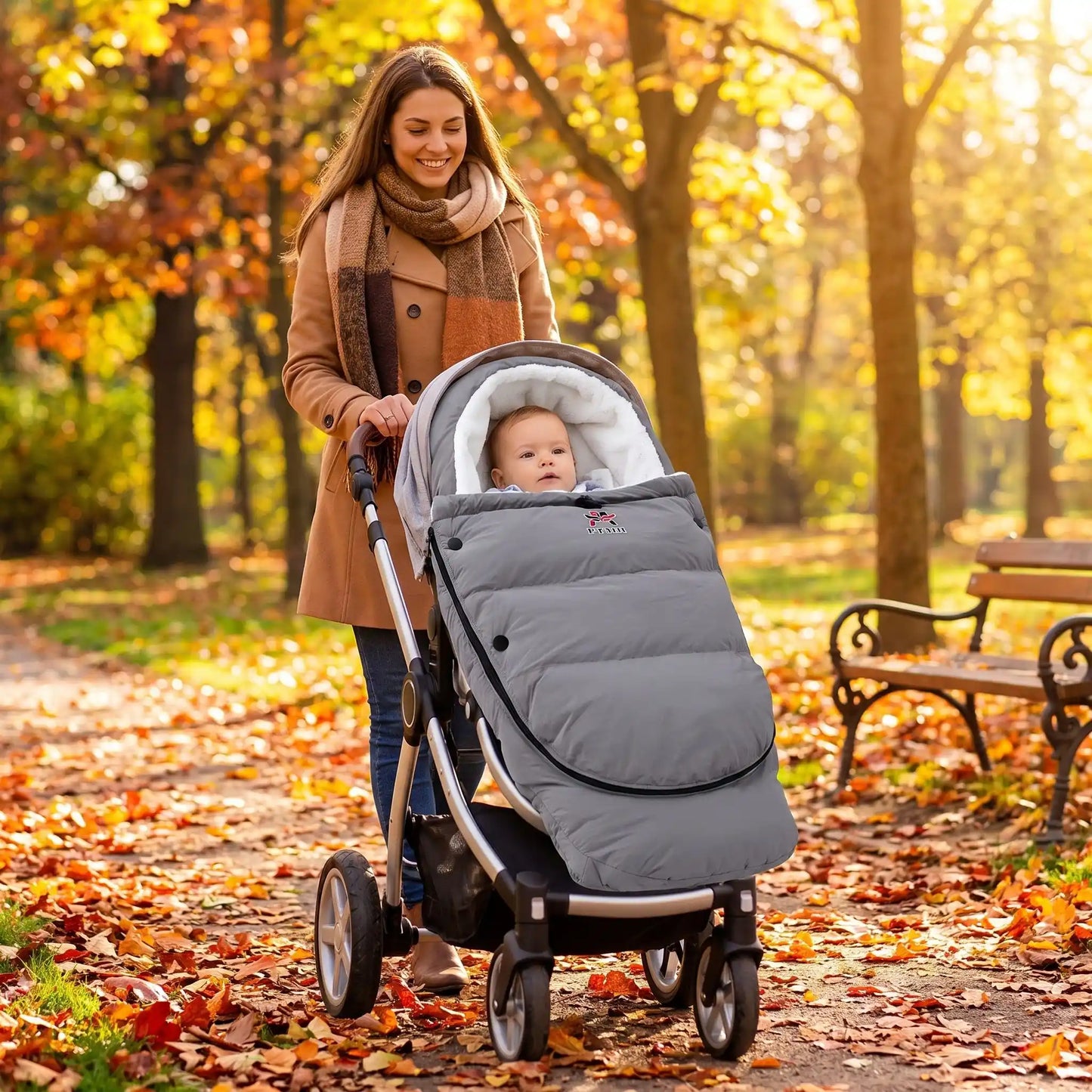 chanceliere bebe snug avec bébé au parc avec maman