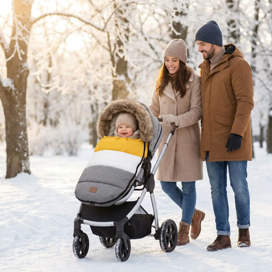 chancelière chaude babyunivers avec bébé au parc avec sa famille