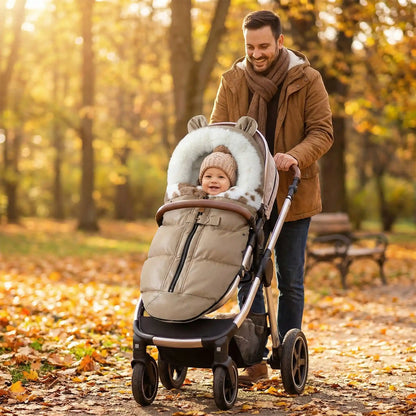 chanceliere chaude peluche avec bébé au parc avec papa