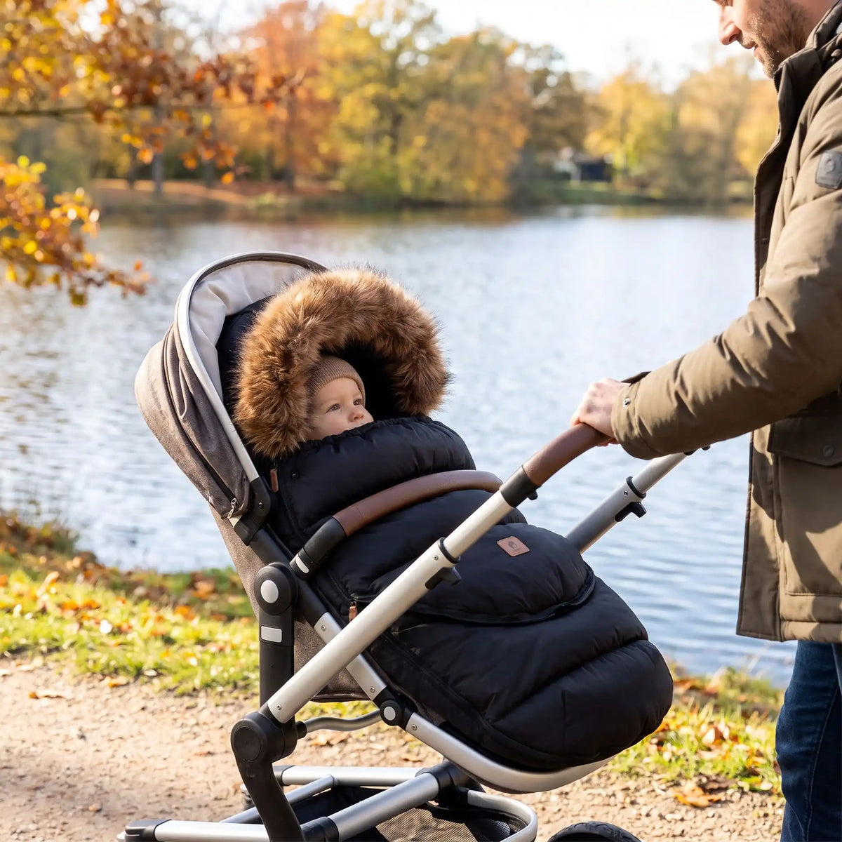 chanceliere cosy bebe thermobaby avec bébé au bord d'eau avec papa