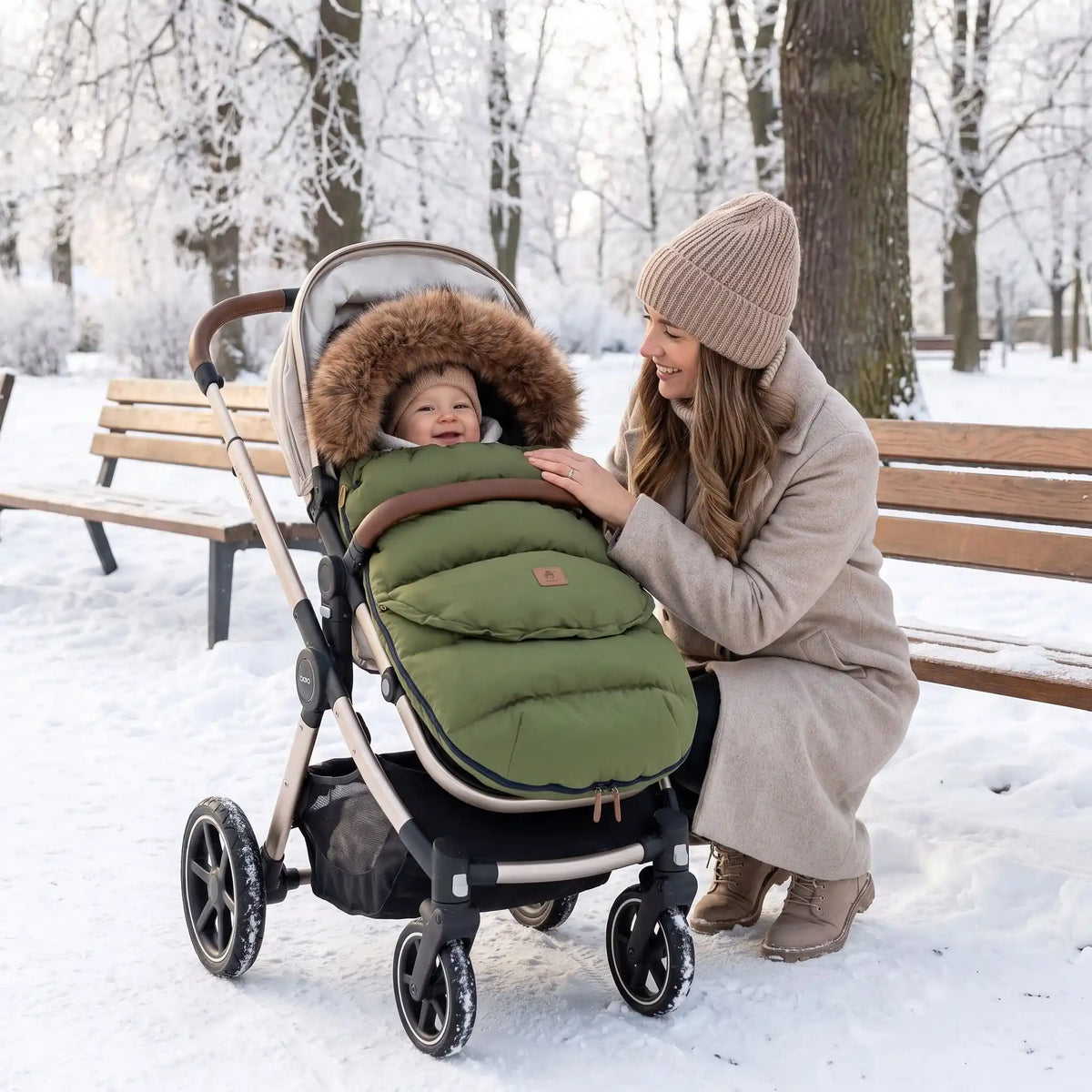 chancelière cosy thermoglace avec bébé au parc avec maman