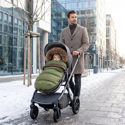 chancelière cosy thermoglace avec bébé en ville avec papa