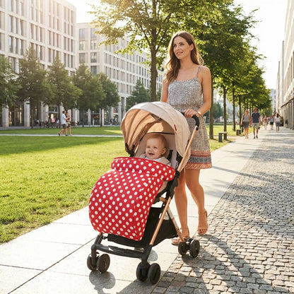 chancelière été respirante avec bébé dans la poussette en ville avec maman