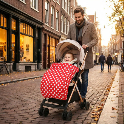 chancelière été respirante avec bébé dans la poussette en ville avec papa
