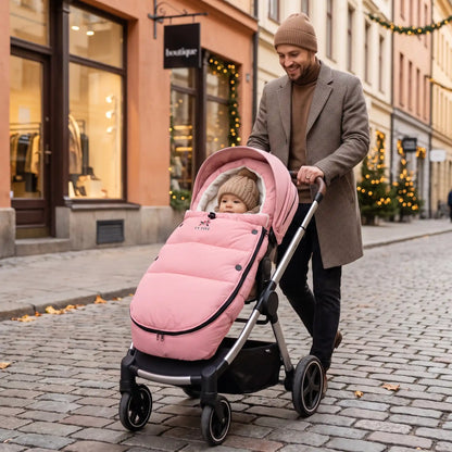 chanceliere hiver bebe doudou avec bébé dans poussette avec papa