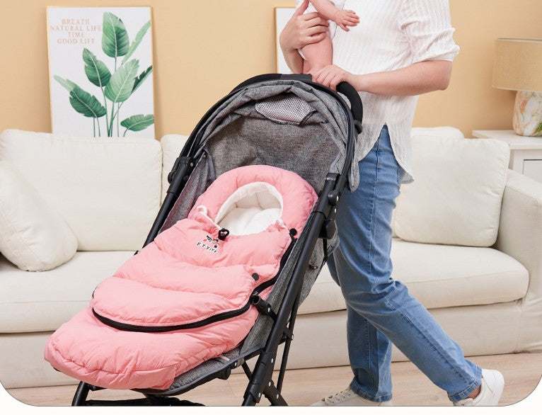 chanceliere hiver bebe doudou fixée sur poussette au salon