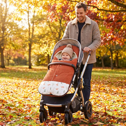 chancelière hiver poussette velvet avec bébé au parc avec papa