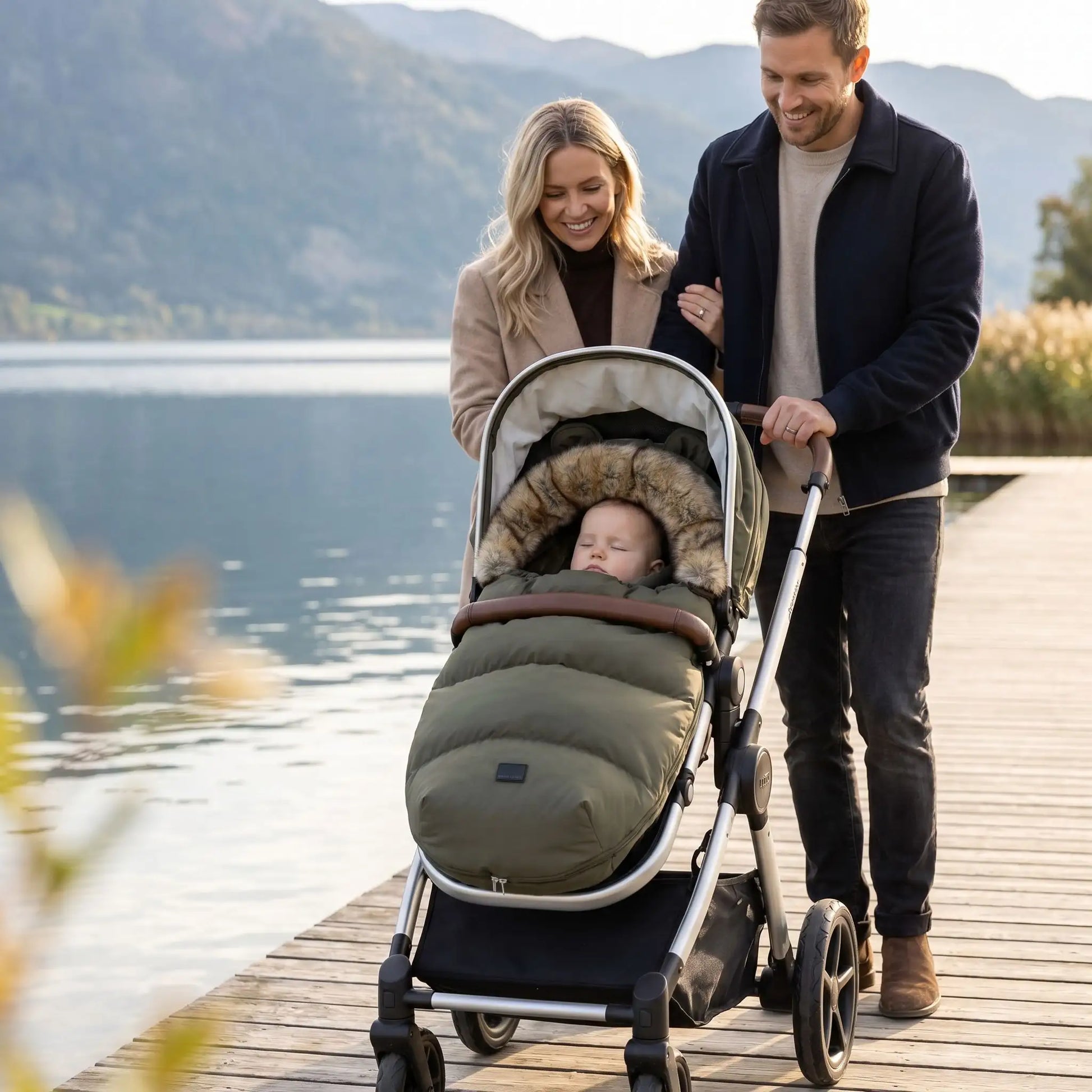chanceliere poussette chaude cocon douillet avec bébé au bord d'eau avec sa famille