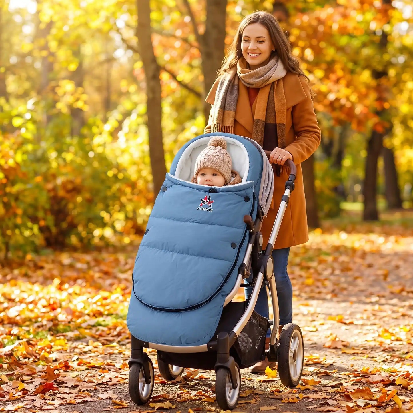 chancelière poussette hiver nid avec bébé au parc avec maman