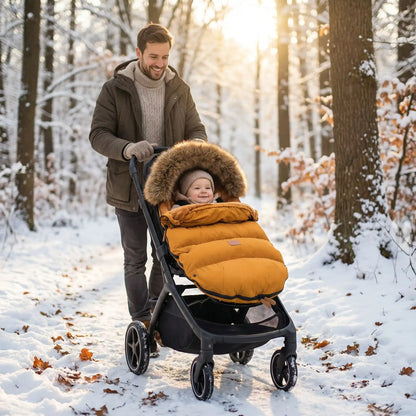 chanceliere poussette cozywinter brun avec bébé au parc avec papa