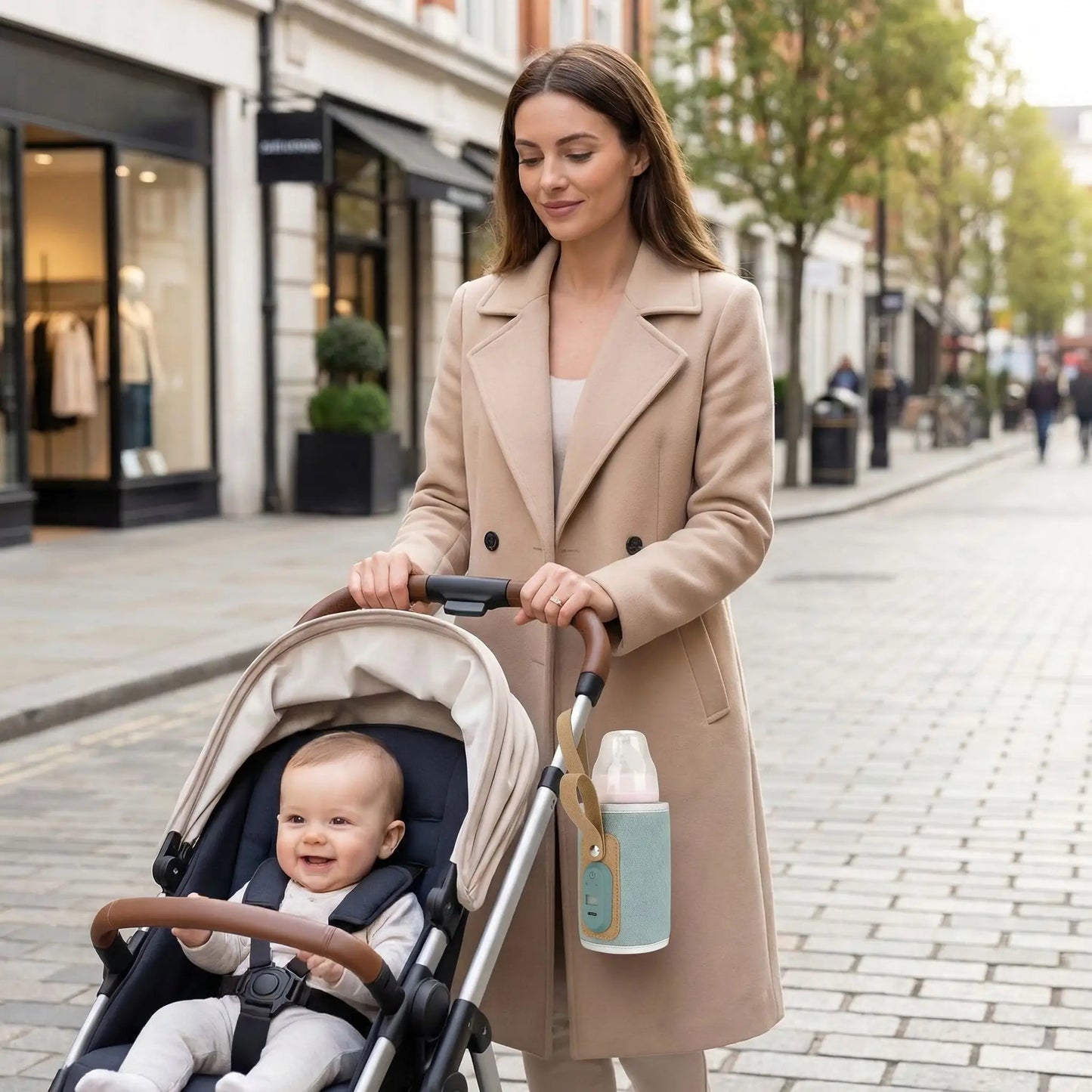 chauffe biberon autonome portable usb sur la poussette avec bébé et maman