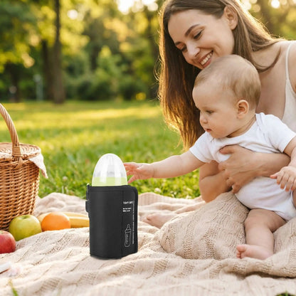 chauffe biberon nomade waterproof sur la couverture au parc avec bebe et maman