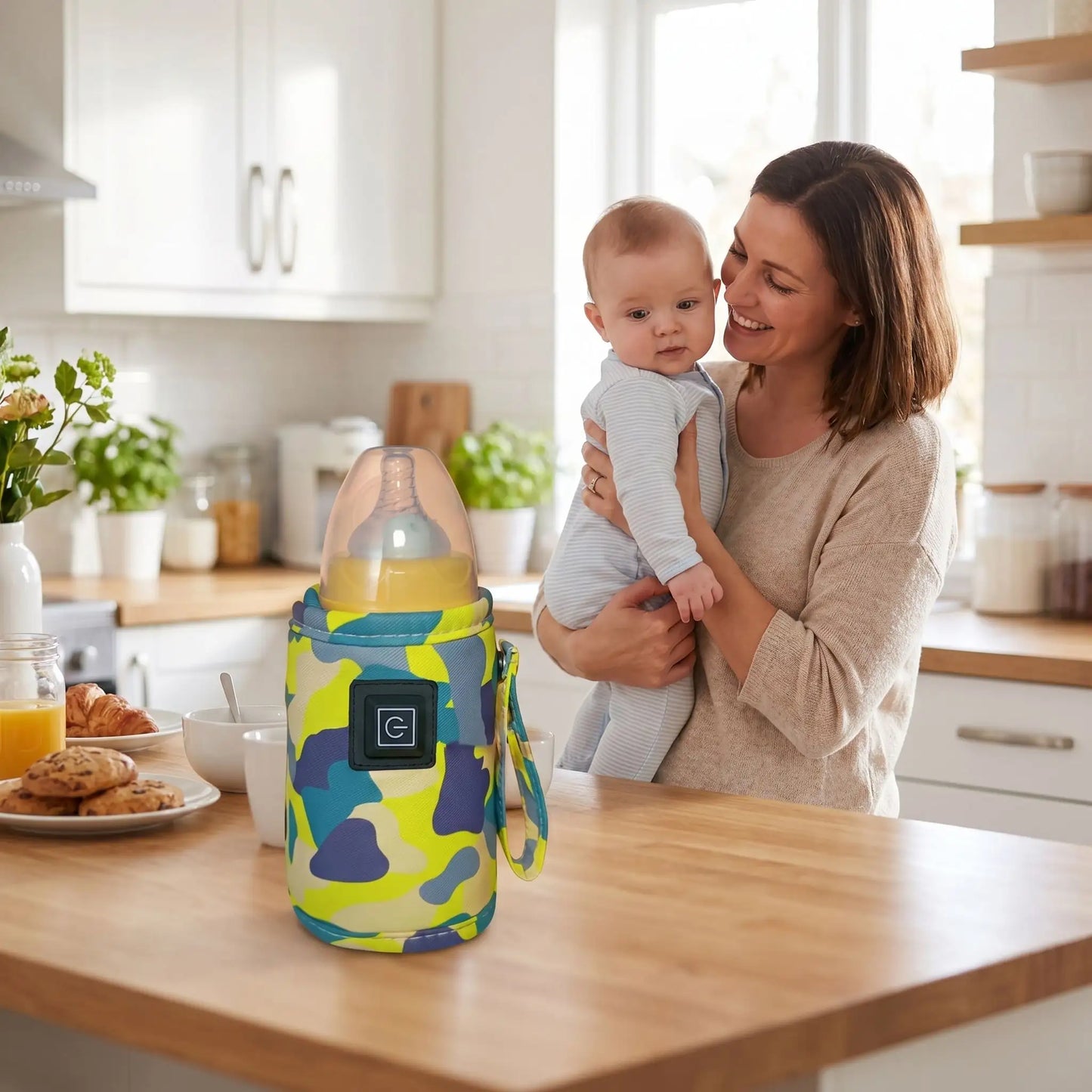 chauffe biberon portable babynomade sur la table de cuisine avec bébé et maman