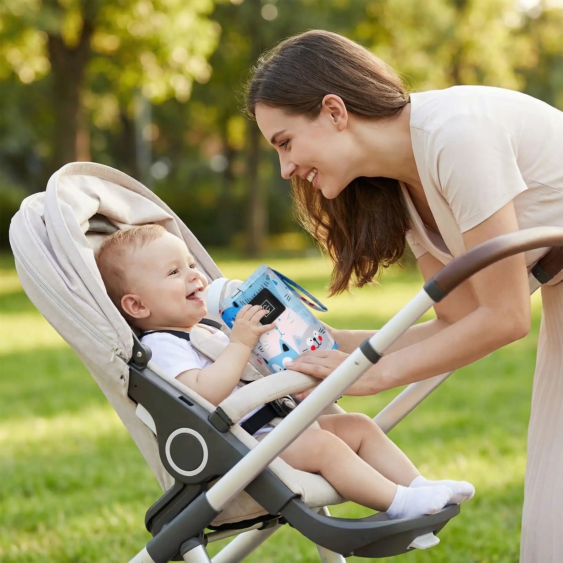 chauffe biberon rechargeable portable avec biberon avec bébé dans la poussette