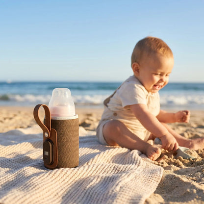 chauffe biberon transportable babyfree sur la couverture sur la plage avec bébé